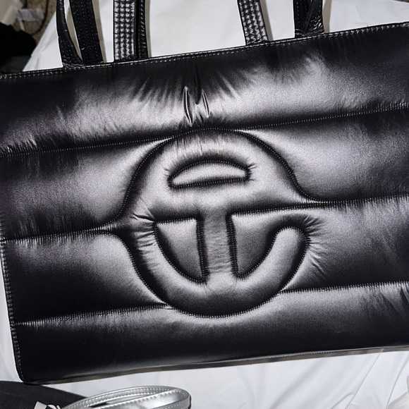 Medium black puffer telfar - Picture 3 of 4